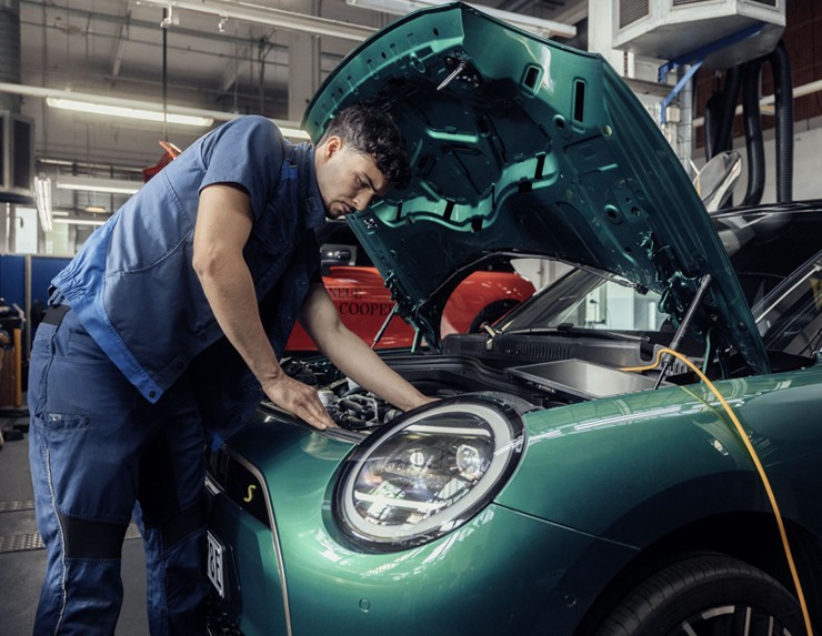MINI owner calling MINI Breakdown Assistance.